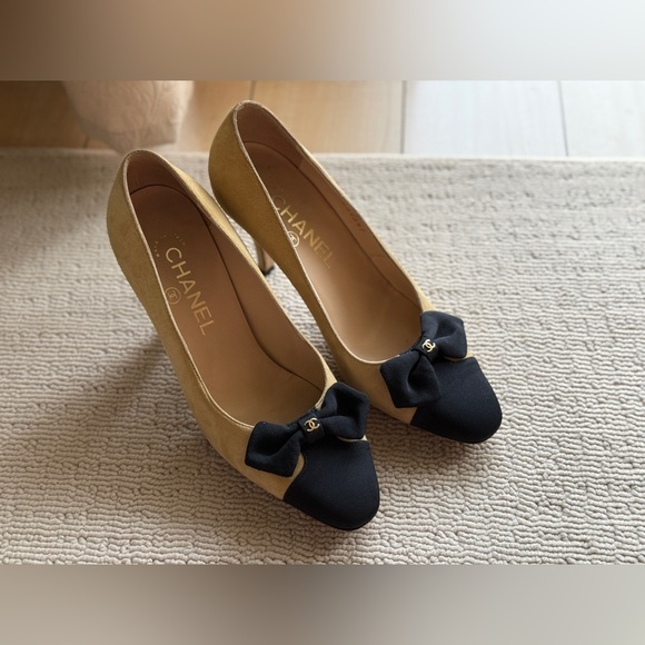 CHANEL Women Suede Pumps, Bow, CC Logo. 3" Heels, Size 37, Beige. Authentic - Picture 15 of 16